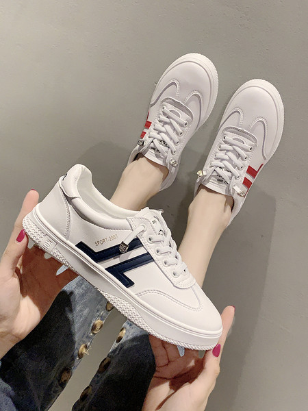 Eko bőrből készült alkalmi női tornacipő fehér színben