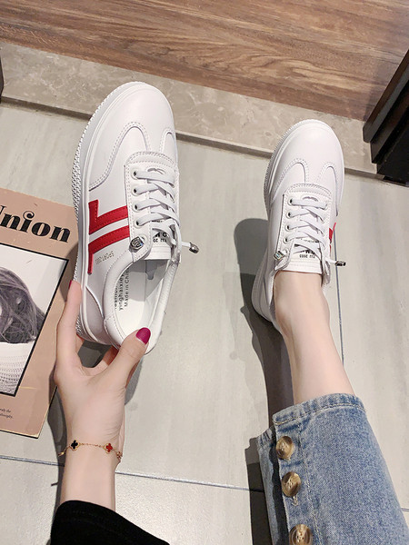 Eko bőrből készült alkalmi női tornacipő fehér színben