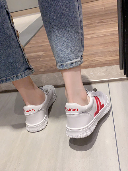 Eko bőrből készült alkalmi női tornacipő fehér színben