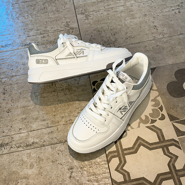 Légáteresztő női tornacipő eko bőrből, fűzővel