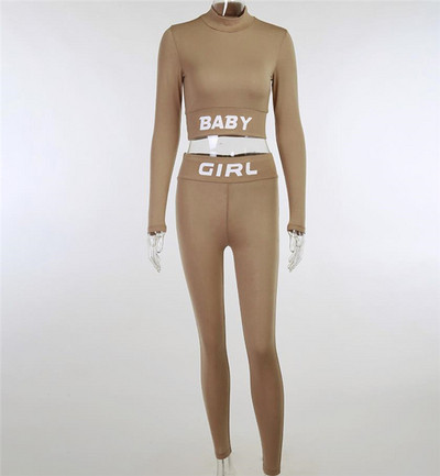 Μοντέρνο σετ κοντή μπλούζα και κολάν