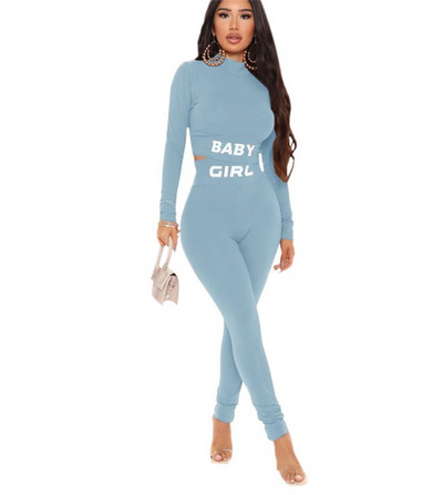 Μοντέρνο σετ κοντή μπλούζα και κολάν