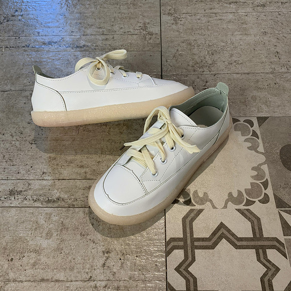 Valge lameda tallaga vabaaja naiste tossud