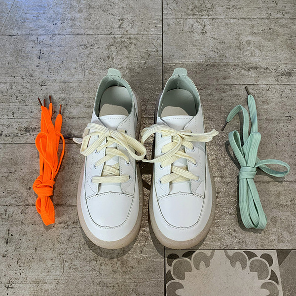 Valge lameda tallaga vabaaja naiste tossud