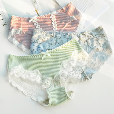 Σετ τριών κομματιών εσωρούχων με δαντέλα σε διάφορα μοντέλα