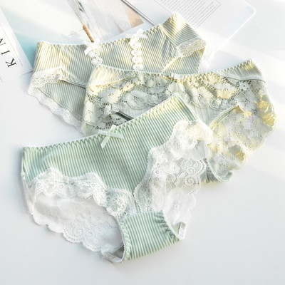 Σετ τριών κομματιών εσωρούχων με δαντέλα σε διάφορα μοντέλα