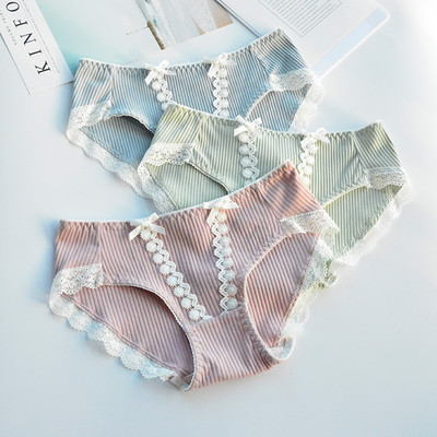 Σετ τριών κομματιών εσωρούχων με δαντέλα σε διάφορα μοντέλα