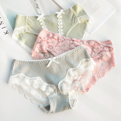 Σετ τριών κομματιών εσωρούχων με δαντέλα σε διάφορα μοντέλα