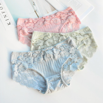 Σετ τριών κομματιών εσωρούχων με δαντέλα σε διάφορα μοντέλα