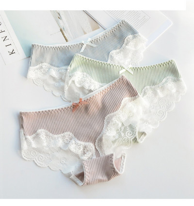 Σετ τριών κομματιών εσωρούχων με δαντέλα σε διάφορα μοντέλα