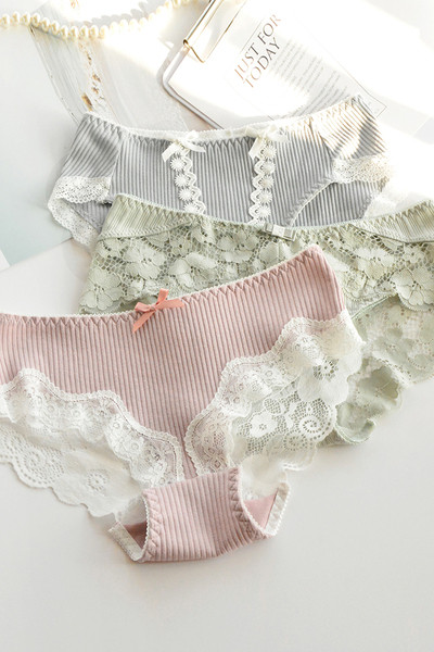 Σετ τριών κομματιών εσωρούχων με δαντέλα σε διάφορα μοντέλα