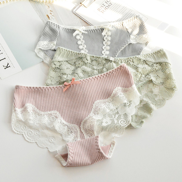 Σετ τριών κομματιών εσωρούχων με δαντέλα σε διάφορα μοντέλα