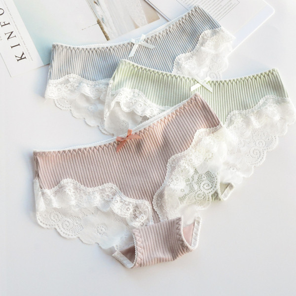 Σετ τριών κομματιών εσωρούχων με δαντέλα σε διάφορα μοντέλα