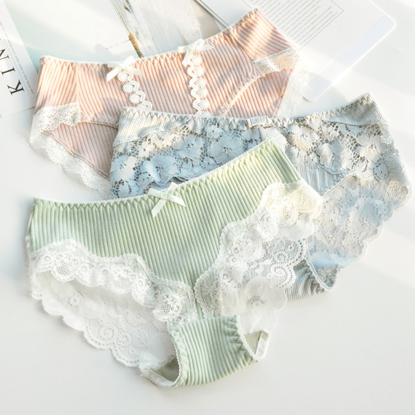 Σετ τριών κομματιών εσωρούχων με δαντέλα σε διάφορα μοντέλα