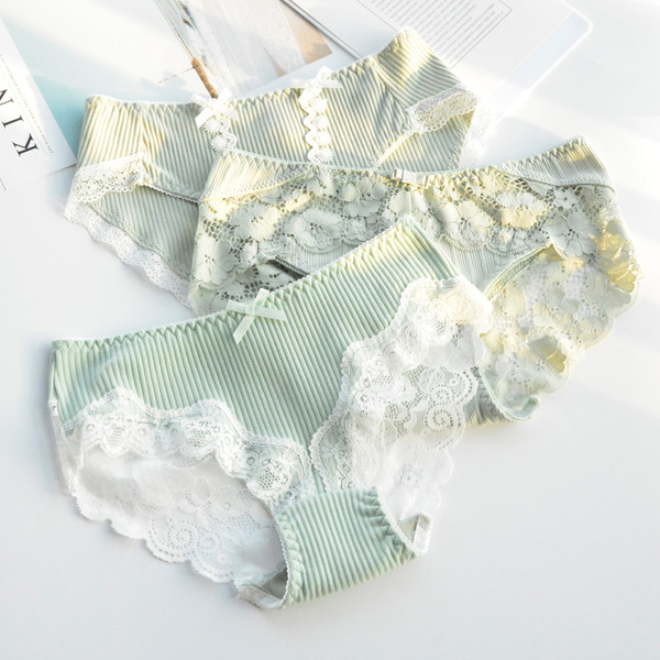 Σετ τριών κομματιών εσωρούχων με δαντέλα σε διάφορα μοντέλα