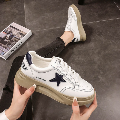 Γυναικεία casual αθλητικά παπούτσια με επιγραφή και κορδόνια σε λευκό χρώμα