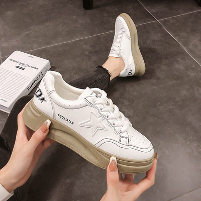 Γυναικεία casual αθλητικά παπούτσια με επιγραφή και κορδόνια σε λευκό χρώμα