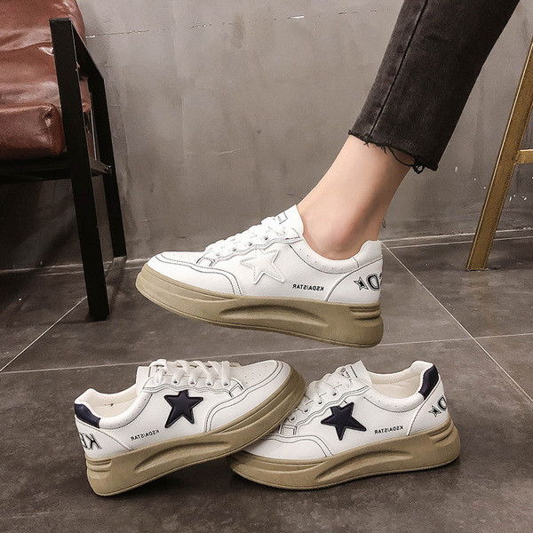 Γυναικεία casual αθλητικά παπούτσια με επιγραφή και κορδόνια σε λευκό χρώμα