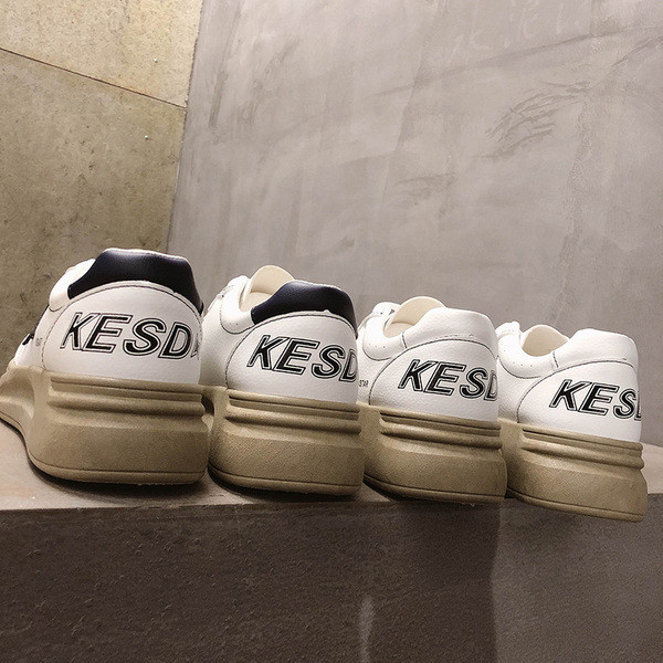 Γυναικεία casual αθλητικά παπούτσια με επιγραφή και κορδόνια σε λευκό χρώμα