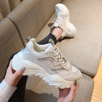 Γυναικεία αθλητικά παπούτσια με επιγραφή και κορδόνια