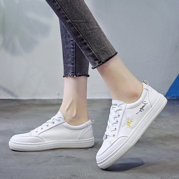 Γυναικεία casual λευκά πάνινα παπούτσια με χρωματιστά κεντήματα