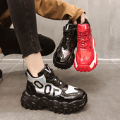 Új, magas talpú tornacipő modell