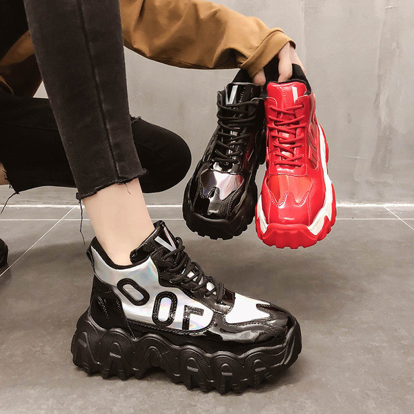 Új, magas talpú tornacipő modell