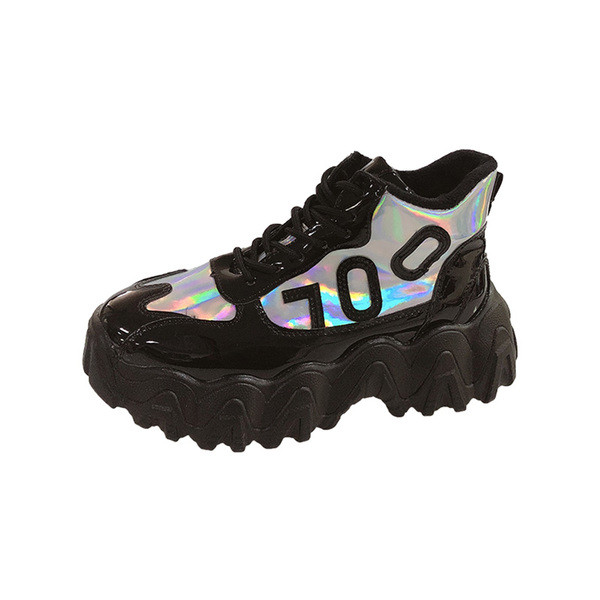 Új, magas talpú tornacipő modell