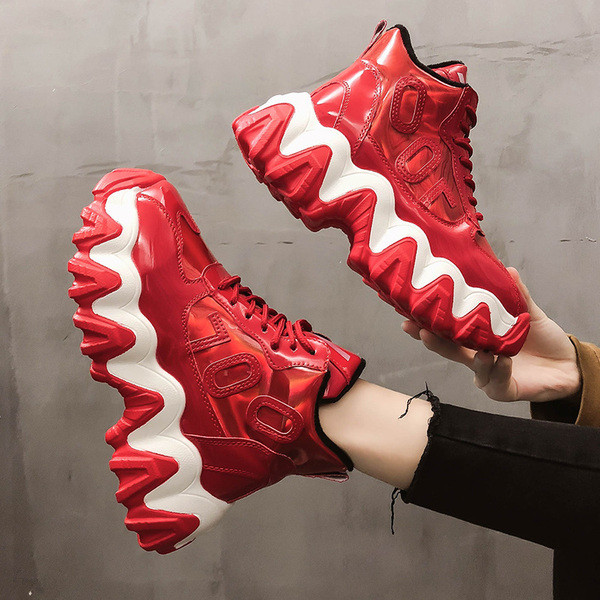 Új, magas talpú tornacipő modell