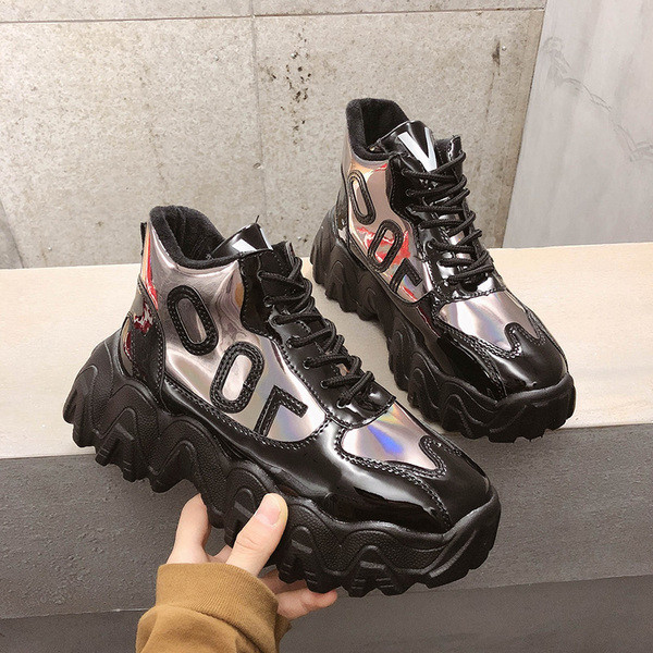 Új, magas talpú tornacipő modell