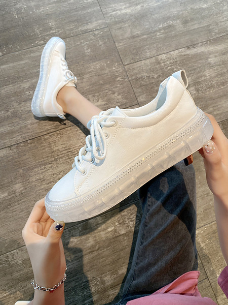 Női bőr tornacipő fehér színben és díszítő kövekkel