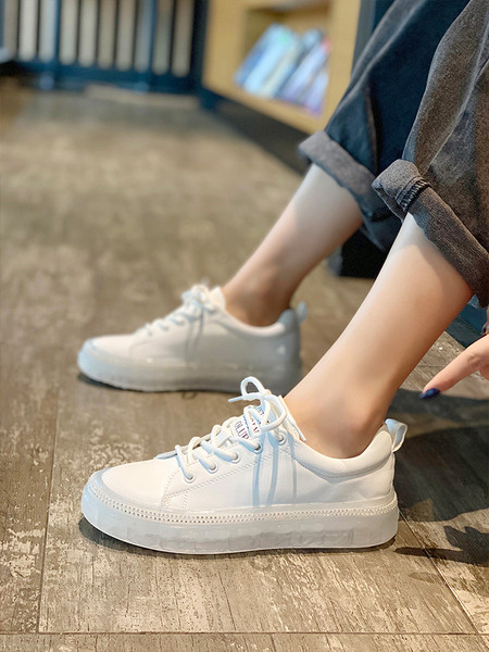 Női bőr tornacipő fehér színben és díszítő kövekkel