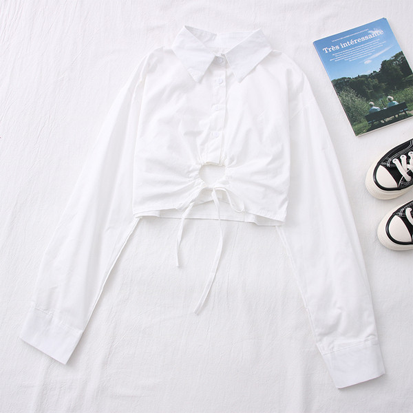 Γυναικείο πουκάμισο με κλασικό γιακά και κομμένα μέρη