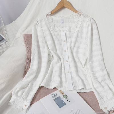 Moodne naiste särk kandilise dekoltee ja pitsiga