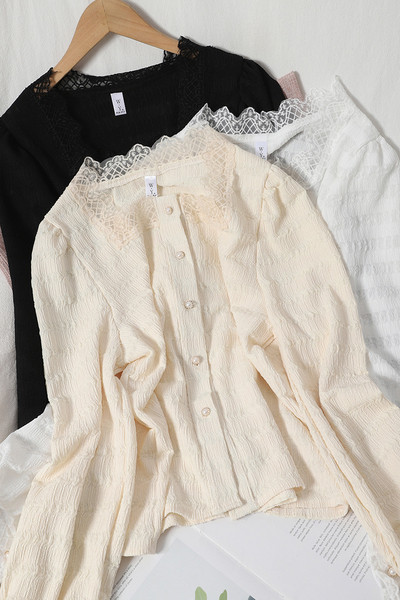 Moodne naiste särk kandilise dekoltee ja pitsiga