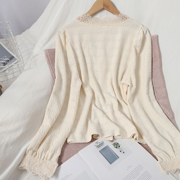 Moodne naiste särk kandilise dekoltee ja pitsiga