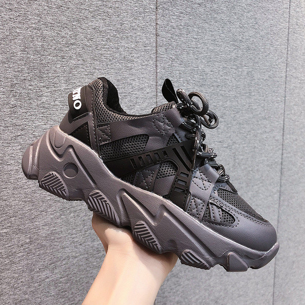 Moderne ženske tenisice s vezicama i grubim potplatom