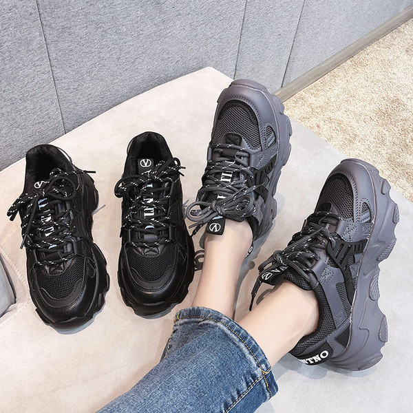 Moderne ženske tenisice s vezicama i grubim potplatom