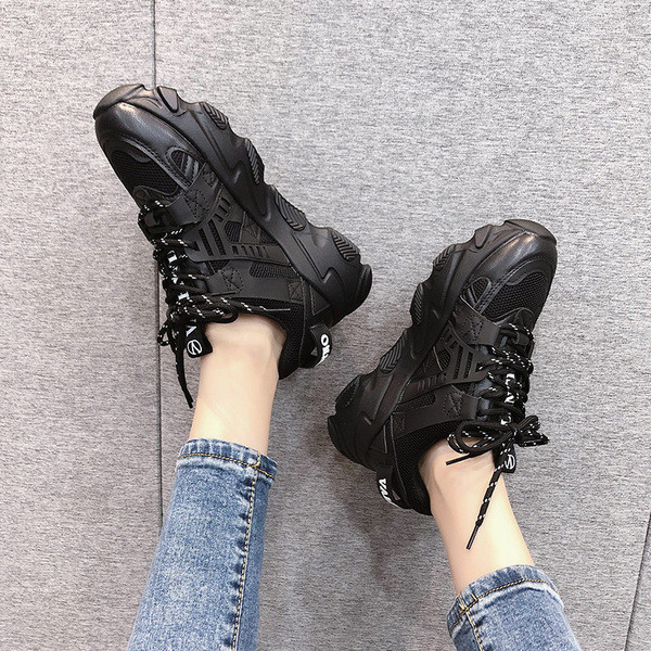 Moderne ženske tenisice s vezicama i grubim potplatom