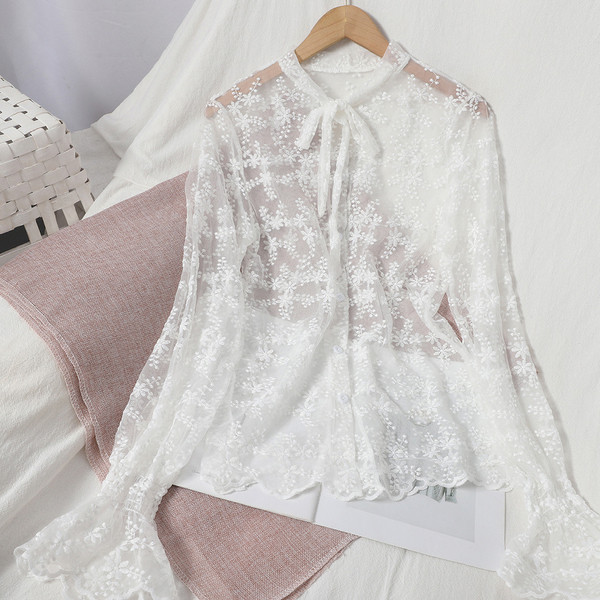 Női csipke ing hosszú ujjal és gallérral szalaggal