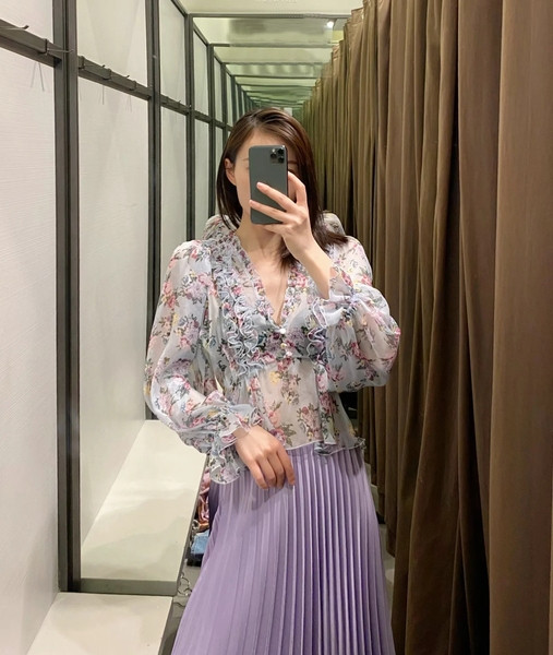 Uue mudeli lillemustriga ja spits-kaelusega särk