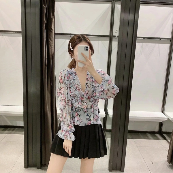 Uue mudeli lillemustriga ja spits-kaelusega särk