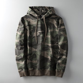 Férfi pulóver zsebekkel, kapucnival és terepmintás mintával