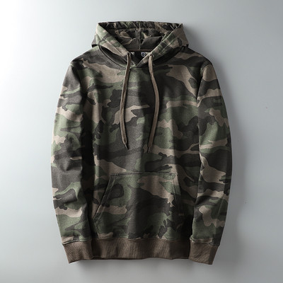 Férfi pulóver zsebekkel, kapucnival és terepmintás mintával