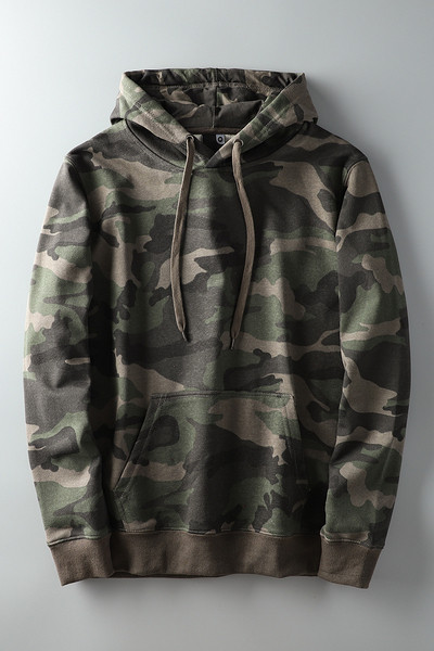 Férfi pulóver zsebekkel, kapucnival és terepmintás mintával