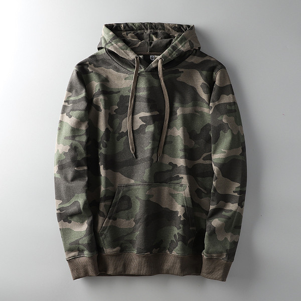 Férfi pulóver zsebekkel, kapucnival és terepmintás mintával