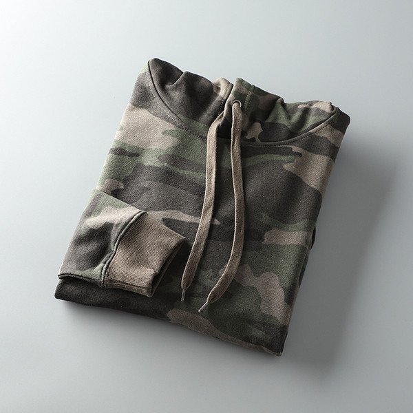 Férfi pulóver zsebekkel, kapucnival és terepmintás mintával