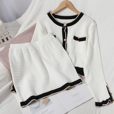 Női szett magas derékú szoknyát és mellényt tartalmaz