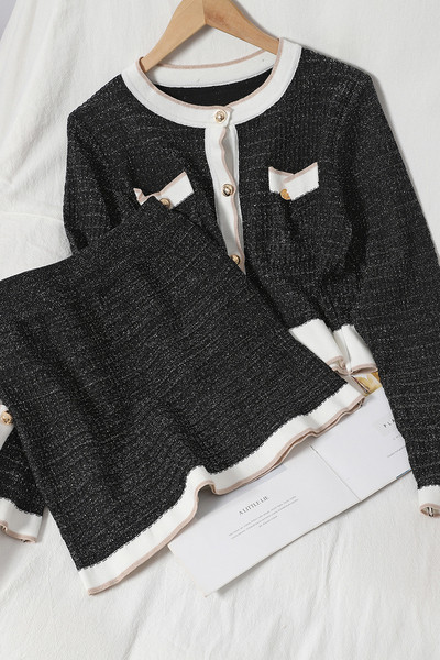 Női szett magas derékú szoknyát és mellényt tartalmaz