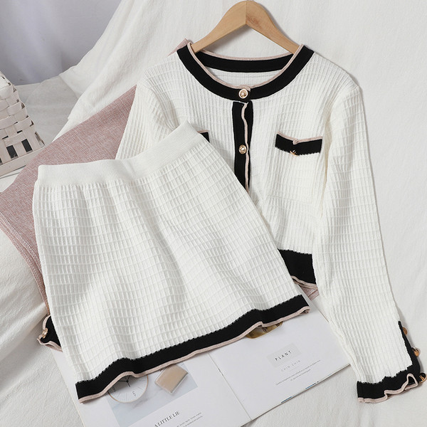 Női szett magas derékú szoknyát és mellényt tartalmaz